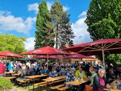 101Weckfresserfest_2025_Publikum_Schlossgarten_Sonne_20250525_174837