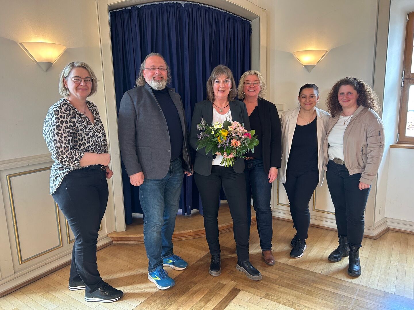 2026-03-25 Verabschiedung und Dienstjubiläum Gerlinde Schnopp Gruppenaufnahme Team Bürgerbüro