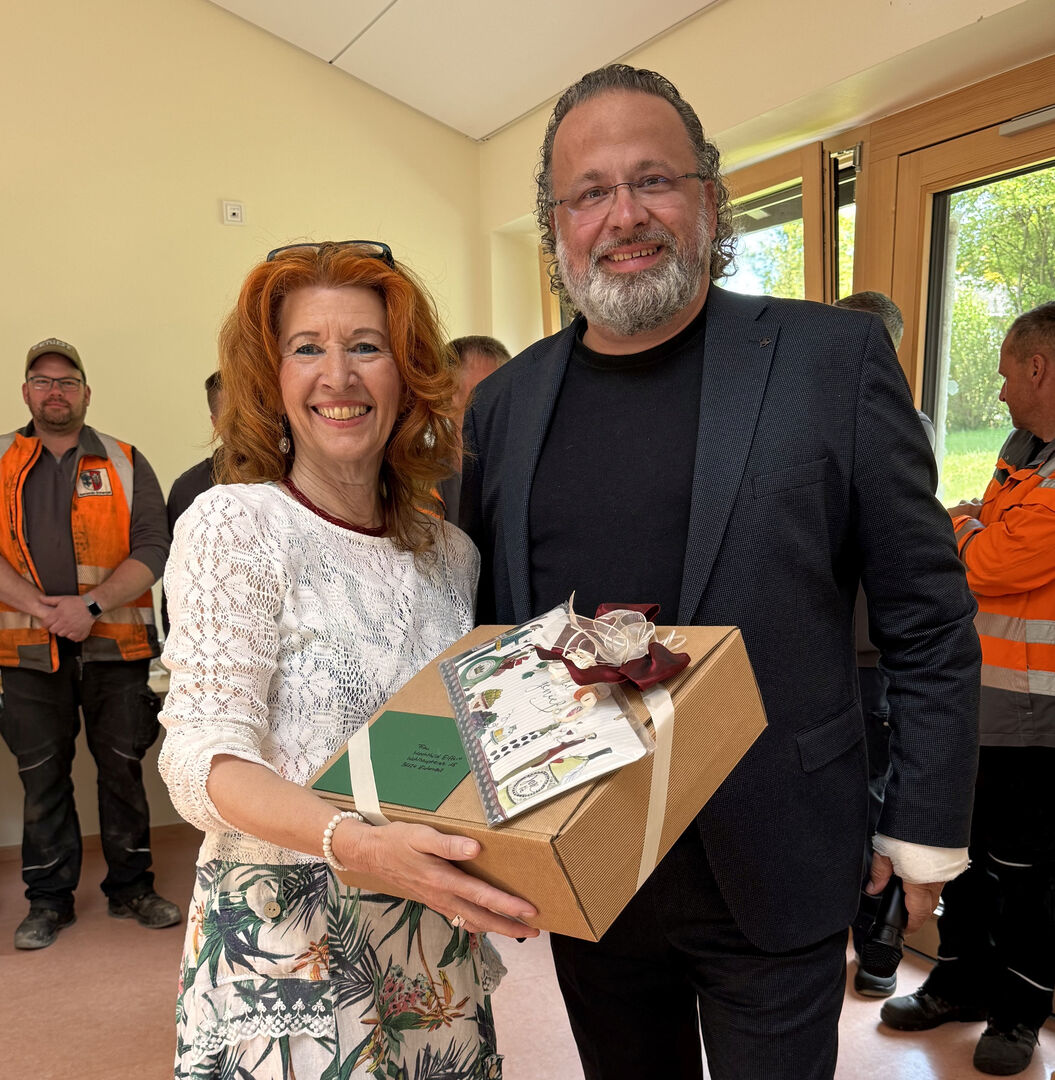 Bürgermeister Johannes Rothmund bedankte sich mit einem Präsent und einem Blumenstrauß