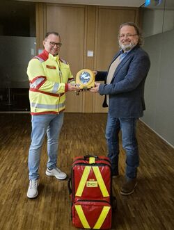 Bürgermeister Johannes Rothmund übergibt einen AED an Thorsten Fröhlichuebergabe_aed