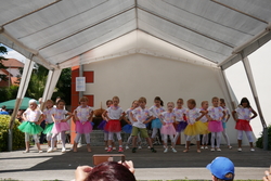 Die Kindertanzgruppe Dancing unicorns vom TLV begeisterte mit ihrem Sommertanz.