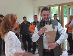 Hauptamtsleiter Marco Schlender überreichte ein Blumenpräsent