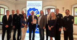 Hessischer Innenminister Roman Poseck übergab die Kompass-Plakette an Bürgermeister Johannes Rothmund FZ Christopher Hess-a