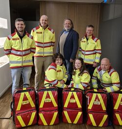 HvO Rothemann stehend v.l.: Sebastian Fröhlich, Lukas Stübiger, Bürgermeister Johannes Rothmund, Reiner Schnopp / kniend v.l.: Manuela Schnopp, Tamara Schnopp, Thorsten LinkHelfer vor Ort Eichenzell v.l.: Cedric Schulz, Marc Feuser, Thorsten Fröhlich, Bürgermeister Johannes Rothmund, Sebastian Frech