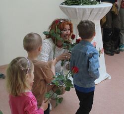 Jedes Kind überreichte zum Abschied eine Rose