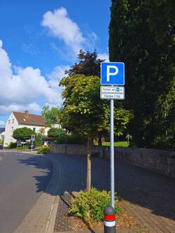 Parkplätze gegenüber der Bäckerei, Eisdiele und Kiosk