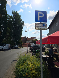 Parkplätze vor Bäckerei, Eisdiele und Kiosk