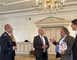 Polizeipräsident Tegethoff im Gespräch mit Innenminister Poseck, Bürgermeister Rothmund und Landtagsabgeordneter Müller FZ Christopher Hess