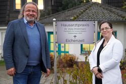 Praxiseröffnung Dr. Viola Shishmani ab Januar 2025 Dr. Viola Shishmani und Bürgermeister Johannes Rothmund