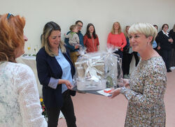 Stefanie Schneider und Catrin Vogt überreichten im Namen des gesamten Teams ein Geschenk mit vielen Gutscheinen zum Einlösen für die nun freie Zeit